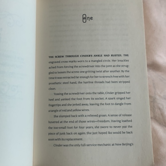 Cinder the Lunar Chronicles Book 1 by Marissa Meyer paperback - Picture 4 of 4